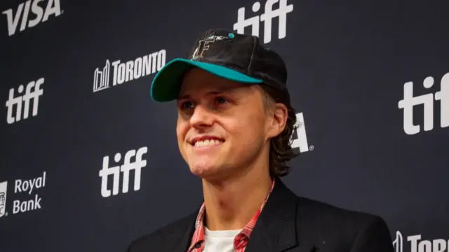 Whitmer Thomas transforme le stand-up HBO en musique, memoire et strategie streaming